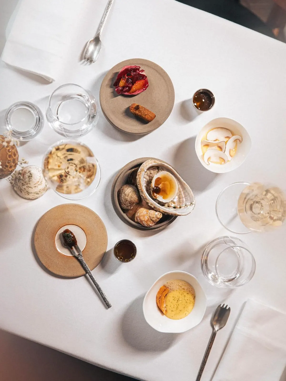 Quand vous poussez la porte du Bor&eacute;al, avant les assiettes, avant le rythme du menu, il y a les premi&egrave;res bouch&eacute;es.

Des petits indices de notre univers, pens&eacute;s pour r&eacute;veiller la bouche, inviter &agrave; l&rsquo;&ea