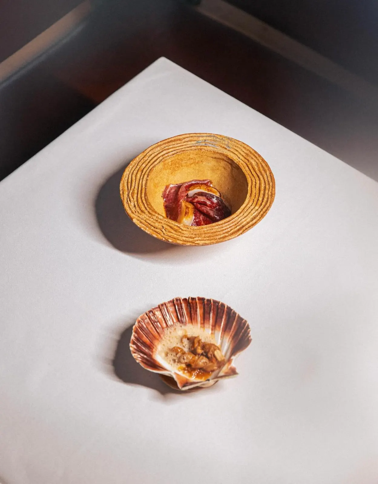 Sichuan, XO, Wagyu, Gwell&hellip; Tant&ocirc;t douce, &eacute;pic&eacute;e, acidul&eacute;e, saline.

Au Bor&eacute;al, la Saint-Jacques &eacute;chappe &agrave; tous les codes. 

De la noix, aux bardes, au corail, encore quelques semaines pour la d&e